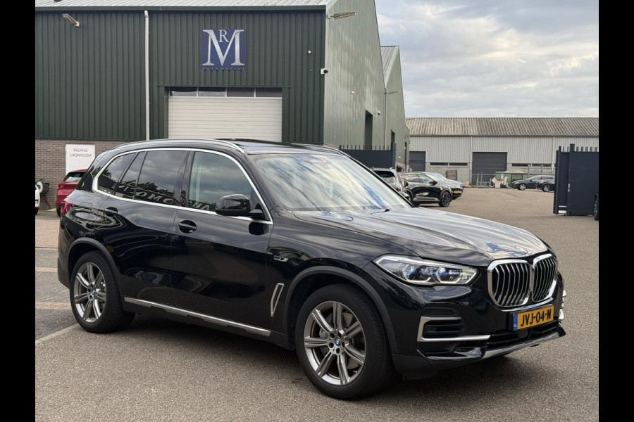 BMW X5 xDrive45e High Executive VAN: € 61.900- VOOR: € 59.877,- UW HERFSTVOORDEEL: € 2.023,-| LASER LED| ELEKTRISCHE TREKHAAK | PANO| HUD| BMW DEALER ONDERHOUDEN| DRIVING ASS. PROFF| KEYLESS | MEMORY STOEL| DODE HOEK SENSOR|
