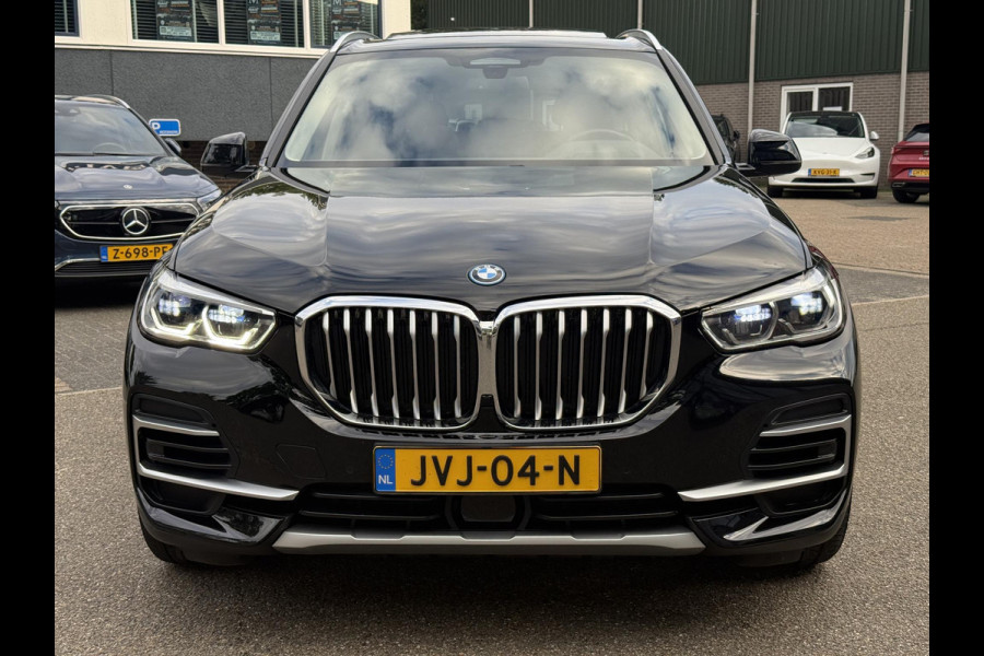 BMW X5 xDrive45e High Executive VAN: € 61.900- VOOR: € 59.877,- UW HERFSTVOORDEEL: € 2.023,-| LASER LED| ELEKTRISCHE TREKHAAK | PANO| HUD| BMW DEALER ONDERHOUDEN| DRIVING ASS. PROFF| KEYLESS | MEMORY STOEL| DODE HOEK SENSOR|