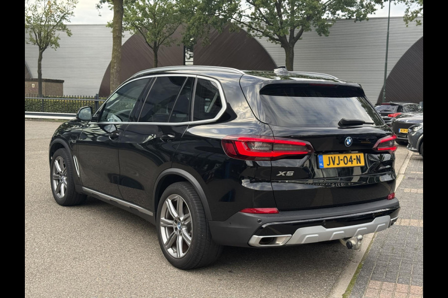 BMW X5 xDrive45e High Executive VAN: € 61.900- VOOR: € 59.877,- UW HERFSTVOORDEEL: € 2.023,-| LASER LED| ELEKTRISCHE TREKHAAK | PANO| HUD| BMW DEALER ONDERHOUDEN| DRIVING ASS. PROFF| KEYLESS | MEMORY STOEL| DODE HOEK SENSOR|