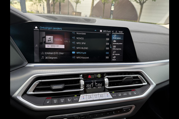 BMW X5 xDrive45e High Executive VAN: € 61.900- VOOR: € 59.877,- UW HERFSTVOORDEEL: € 2.023,-| LASER LED| ELEKTRISCHE TREKHAAK | PANO| HUD| BMW DEALER ONDERHOUDEN| DRIVING ASS. PROFF| KEYLESS | MEMORY STOEL| DODE HOEK SENSOR|