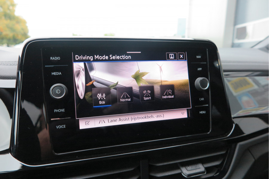 Volkswagen T-Roc 1.5 TSI 150pk DSG R-Line Black Style Virtual cockpit , Keyless, PDC , 19"LMV, Camera , Carplay, LED, Navi voorbereid. Stoelverwarming , Elektr. achterklep