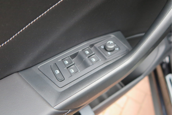Volkswagen T-Roc 1.5 TSI 150pk DSG R-Line Black Style Virtual cockpit , Keyless, PDC , 19"LMV, Camera , Carplay, LED, Navi voorbereid. Stoelverwarming , Elektr. achterklep