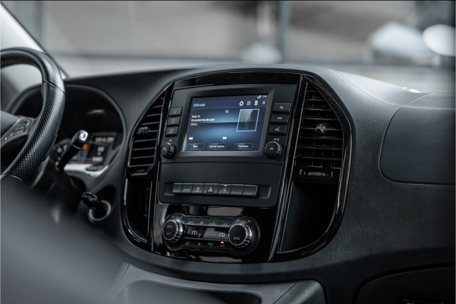 Mercedes-Benz Vito 119 CDI Extra Lang DC | AMG | Marge | BTW Vrij | Camera | Navigatie | L+R Schuifdeur | CarPlay | Trekhaak | Lederen bekleding | Stoelverwarming | Nieuwe APK