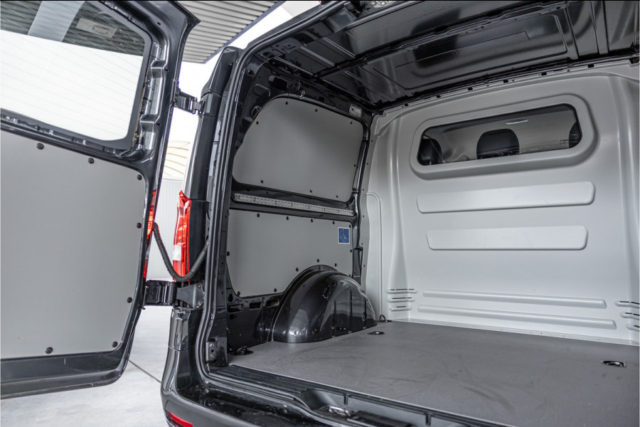 Mercedes-Benz Vito 119 CDI Extra Lang DC | AMG | Marge | BTW Vrij | Camera | Navigatie | L+R Schuifdeur | CarPlay | Trekhaak | Lederen bekleding | Stoelverwarming | Nieuwe APK