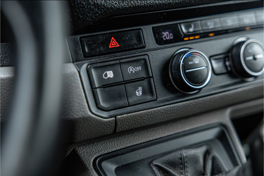 Volkswagen Crafter 2.0 TDI 177 PK L3H3 Highline | DSG | L+R Schuifdeur | Bi-Xenon | ACC | Trekhaak | Blind spot | Camera | CarPlay | Navigatie | Massage | Stoel- en stuurwielverwarming | DAB | Nieuwe APK