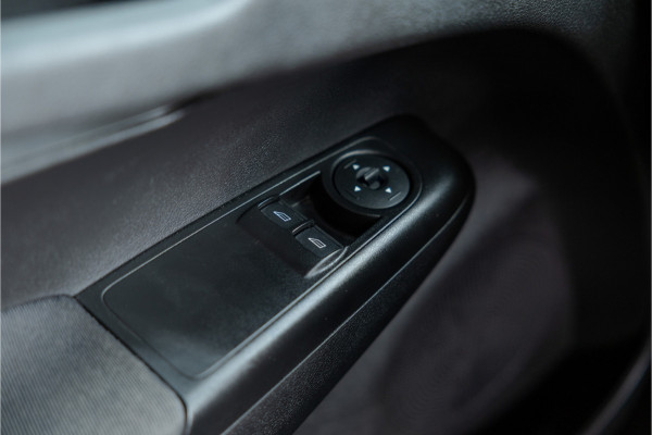 Ford Transit Courier 1.0 100 PK | Benzine | Navigatie | CarPlay | PDC | Stoelverwarming | Cruise control | MF Stuur | Airco | Nieuwe APK | Dealer onderhouden