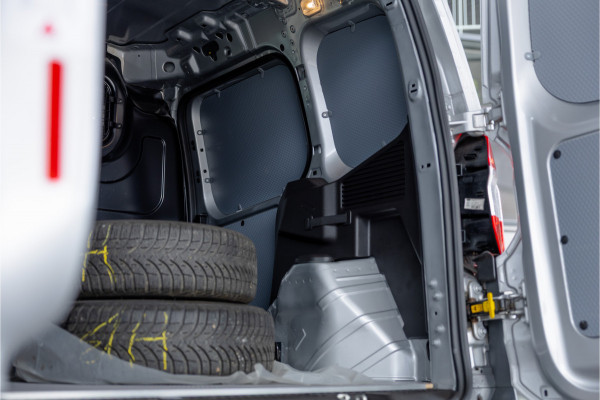Ford Transit Courier 1.0 100 PK | Benzine | Navigatie | CarPlay | PDC | Stoelverwarming | Cruise control | MF Stuur | Airco | Nieuwe APK | Dealer onderhouden