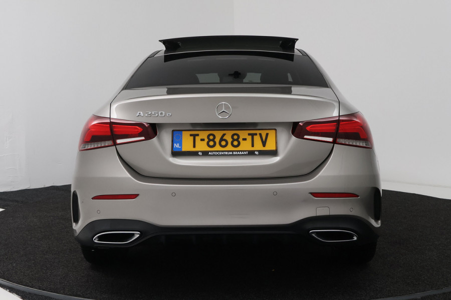 Mercedes-Benz A-Klasse 250 e (PANORAMADAK, ELEKT. STOELEN, SFEERVERLICHTING, ADAPTIEVE CRUISE)