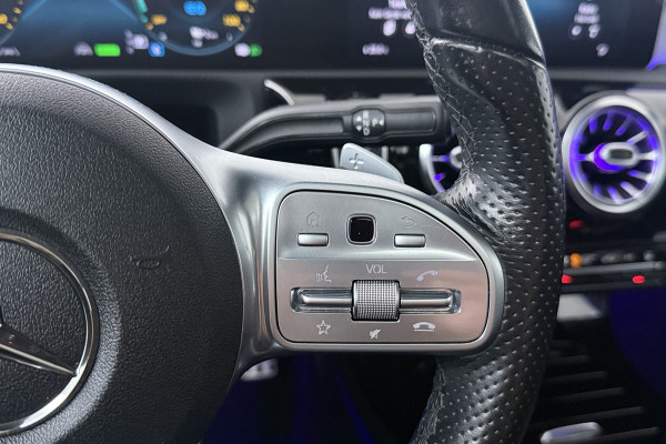 Mercedes-Benz A-Klasse 250 e (PANORAMADAK, ELEKT. STOELEN, SFEERVERLICHTING, ADAPTIEVE CRUISE)