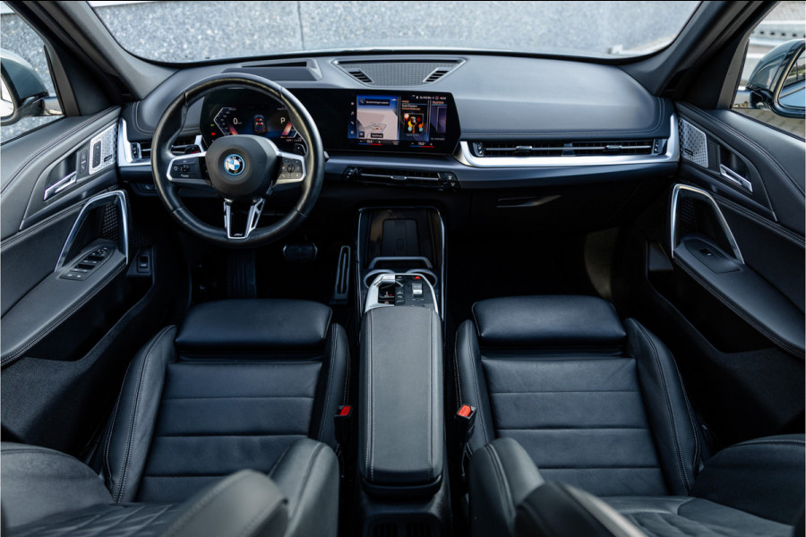 BMW X1 xDrive30e M Sport Pano / Leder / Harman Kardon / 360 camera / Head-up / Massage stoel /