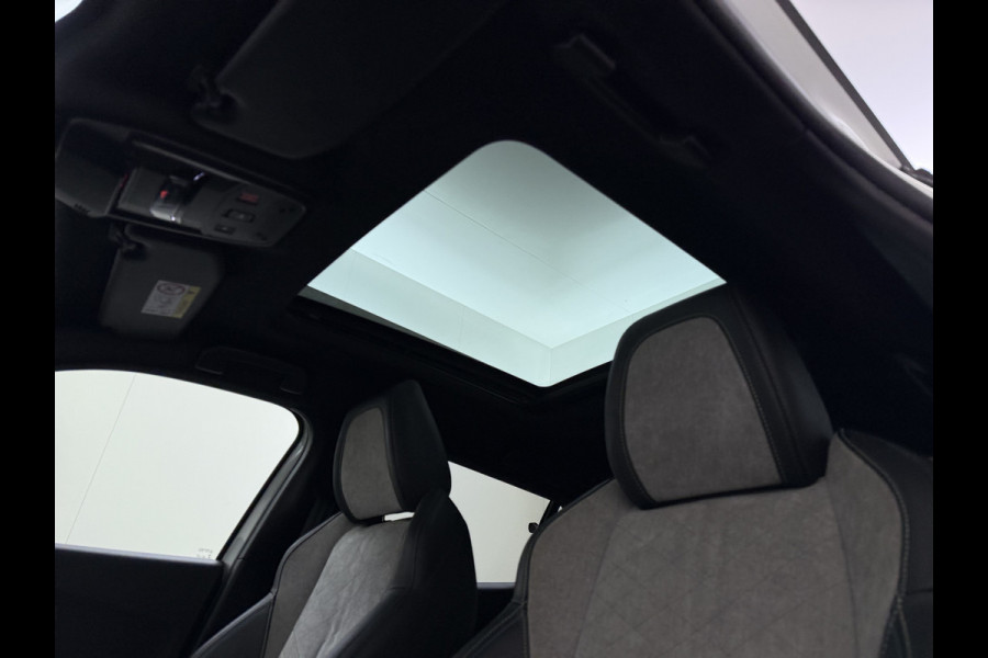 Peugeot e-2008 EV GT Pack SOH 90% Panoramadak Adap.Cruise 360°Camera Stoelverwarming Apple Carplay Android Auto 50kWh Navi Ecc Lmv Led Lane Assist Voorruitverwarming 1e Eigenaar Dealeronderhouden Origineel Nederlandse Auto