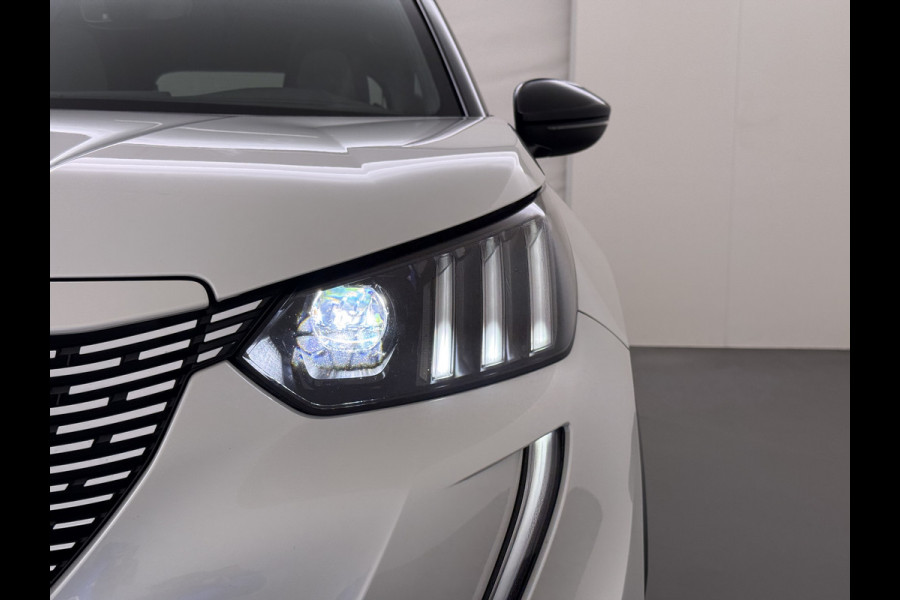Peugeot e-2008 EV GT Pack SOH 90% Panoramadak Adap.Cruise 360°Camera Stoelverwarming Apple Carplay Android Auto 50kWh Navi Ecc Lmv Led Lane Assist Voorruitverwarming 1e Eigenaar Dealeronderhouden Origineel Nederlandse Auto