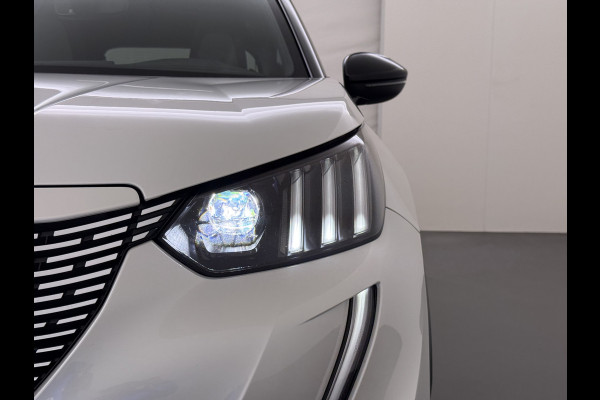Peugeot e-2008 EV GT Pack SOH 90% Panoramadak Adap.Cruise 360°Camera Stoelverwarming Apple Carplay Android Auto 50kWh Navi Ecc Lmv Led Lane Assist Voorruitverwarming 1e Eigenaar Dealeronderhouden Origineel Nederlandse Auto