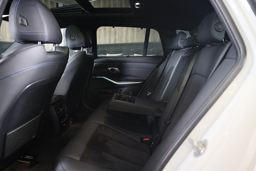 BMW 3 Serie Touring 320e M Line / Head Up / Memory / Navi / Camera / Acc / F1 / Open Panoramadak / Led / Pdc / 19 Inch