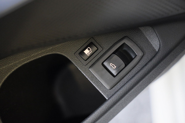 BMW 3 Serie Touring 320e M Line / Head Up / Memory / Navi / Camera / Acc / F1 / Open Panoramadak / Led / Pdc / 19 Inch