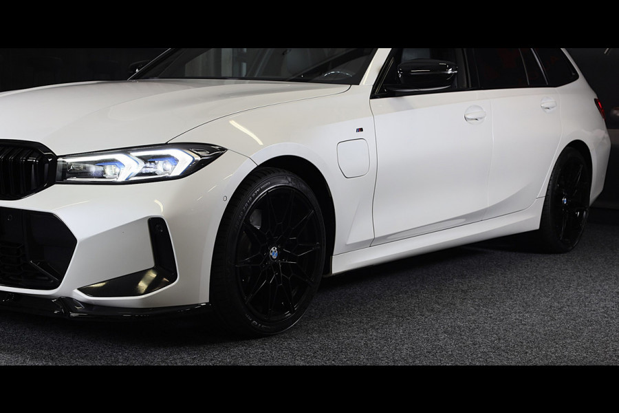 BMW 3 Serie Touring 320e M Line / Head Up / Memory / Navi / Camera / Acc / F1 / Open Panoramadak / Led / Pdc / 19 Inch