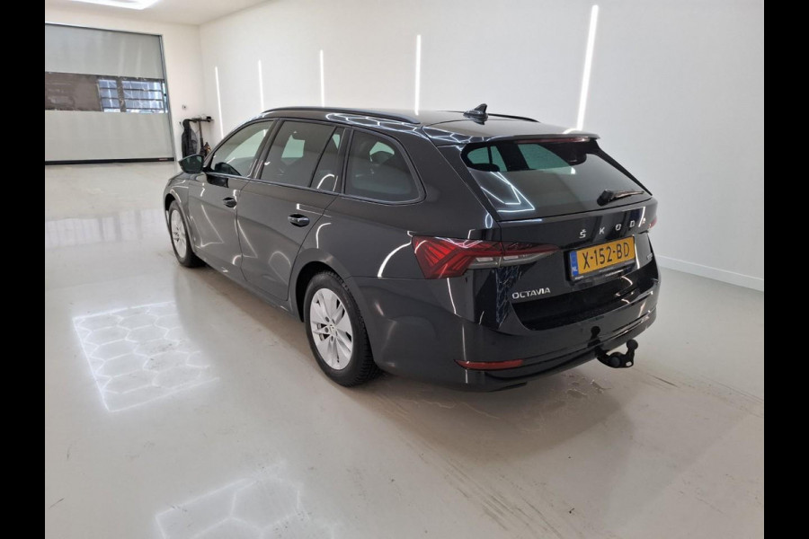 Škoda Octavia Combi 1.0 e-TSI Automaat Sport Business Trekhaak Navigatie Apple Carplay/ Android Auto Parkeersensoren Full led Virtual Cockpit Cruise control Climate control Lichtmetalen velgen Getinte ramen