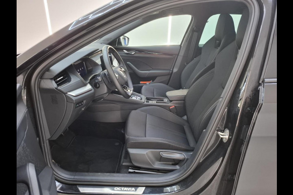 Škoda Octavia Combi 1.0 e-TSI Automaat Sport Business Trekhaak Navigatie Apple Carplay/ Android Auto Parkeersensoren Full led Virtual Cockpit Cruise control Climate control Lichtmetalen velgen Getinte ramen