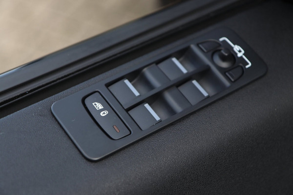 Land Rover Discovery Sport P300e 1.5 R-Dynamic SE / PANO / MEMORY / ACC / MERIDIAN / CAMERA / KEYLESS