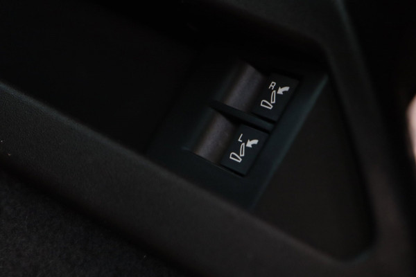 Land Rover Discovery Sport P300e 1.5 R-Dynamic SE / PANO / MEMORY / ACC / MERIDIAN / CAMERA / KEYLESS