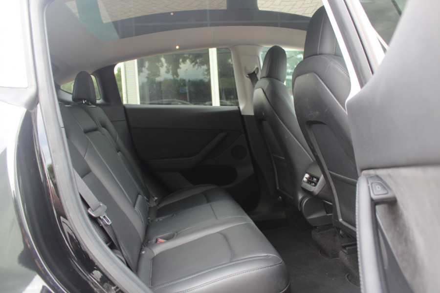 Tesla Model Y Long Range AWD 75 kWh / SoH 90,9% / Trekhaak / Autopilot / Panoramadak / Camera / 20'' / Keyless / Leder / Dodehoek / Navigatie / Stoelverwarming