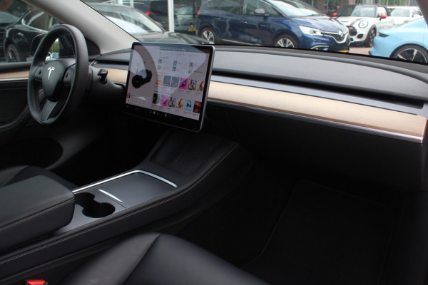 Tesla Model Y Long Range AWD 75 kWh / SoH 90,9% / Trekhaak / Autopilot / Panoramadak / Camera / 20'' / Keyless / Leder / Dodehoek / Navigatie / Stoelverwarming