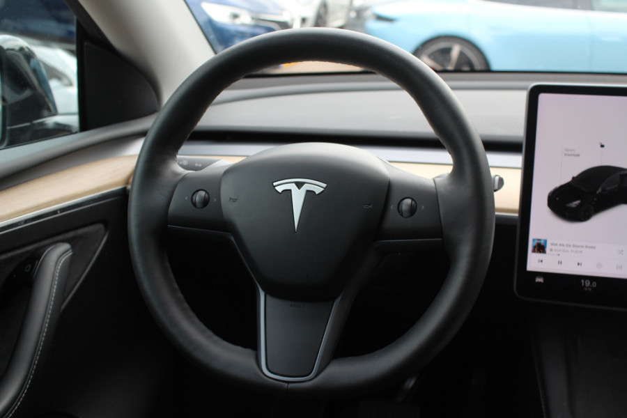 Tesla Model Y Long Range AWD 75 kWh / SoH 90,9% / Trekhaak / Autopilot / Panoramadak / Camera / 20'' / Keyless / Leder / Dodehoek / Navigatie / Stoelverwarming