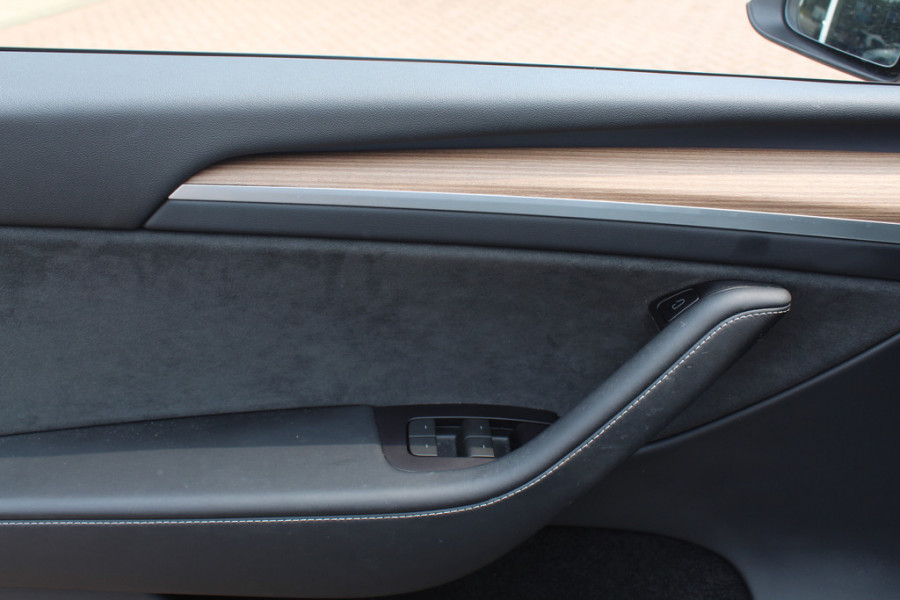 Tesla Model Y Long Range AWD 75 kWh / SoH 90,9% / Trekhaak / Autopilot / Panoramadak / Camera / 20'' / Keyless / Leder / Dodehoek / Navigatie / Stoelverwarming