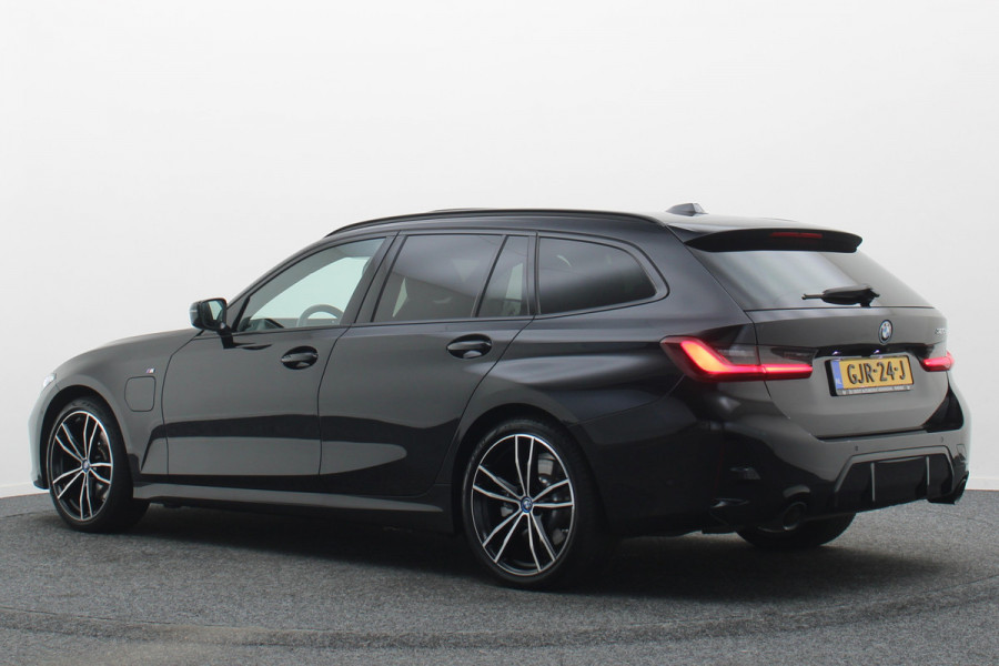 BMW 3 Serie Touring 320e Leer, Panoramadak, ACC, Camera, Verwarmd Stuurwiel, LED, Apple Carplay, 19''