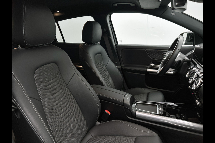 Mercedes-Benz EQA 250+ Business Line 71 kWh Ledkoplampen | Sfeerverlichting | Achteruitrijcamera | Stoelverwarming. Inclusief 24 maanden MB Certified garantie voor Europa.