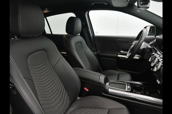 Mercedes-Benz EQA 250+ Business Line 71 kWh Ledkoplampen | Sfeerverlichting | Achteruitrijcamera | Stoelverwarming. Inclusief 24 maanden MB Certified garantie voor Europa.