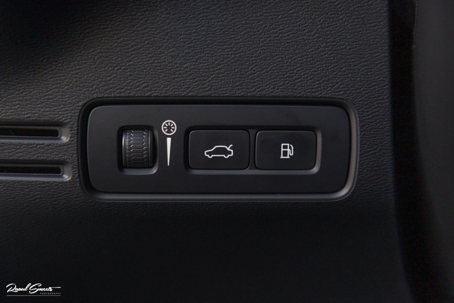 Volvo XC40 1.5 T4 Plug-in hybrid Plus Dark | Adaptieve cruise | Harman Kardon | Memory | Blis |