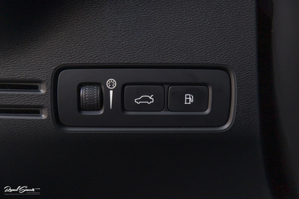 Volvo XC40 1.5 T4 Plug-in hybrid Plus Dark | Adaptieve cruise | Harman Kardon | Memory | Blis |