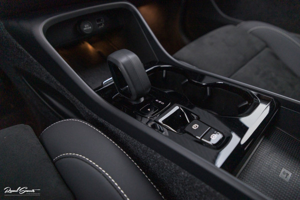 Volvo XC40 1.5 T4 Plug-in hybrid Plus Dark | Adaptieve cruise | Memory | Blis | Harman Kardon |