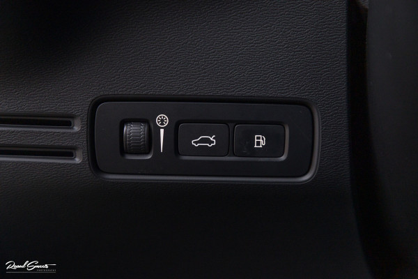 Volvo XC40 1.5 T4 Plug-in hybrid Plus Dark | Adaptieve cruise | Memory | Blis | Harman Kardon |