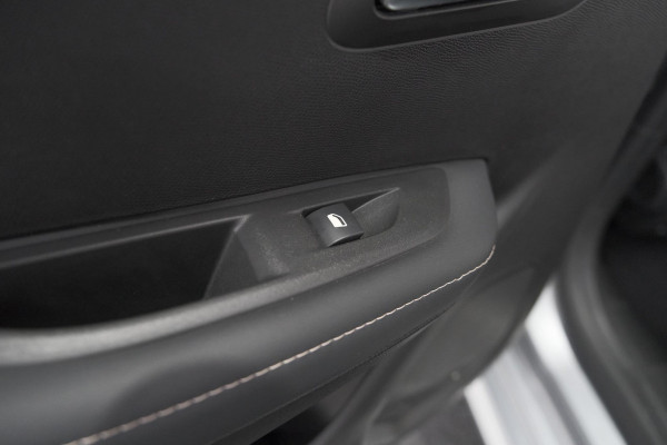 Peugeot 208 PureTech 100 Allure Pack | NIEUW MODEL | Apple CarPlay | Parkeersensoren | Climate Control