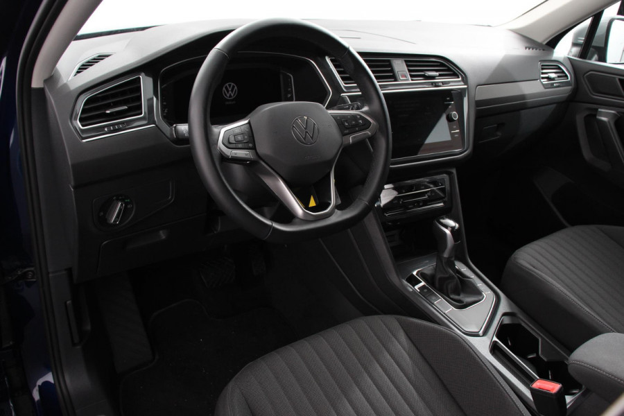 Volkswagen Tiguan Allspace 1.5 TSI 150pk DSG Life 7p. Navigatie Climate Control Adaptieve cruise control Achteruitrijcamera Trekhaak Virtual Cockpit Elektrische achterklep Stoelverwarming Led Lichtmetalen velgen Parkeersensoren