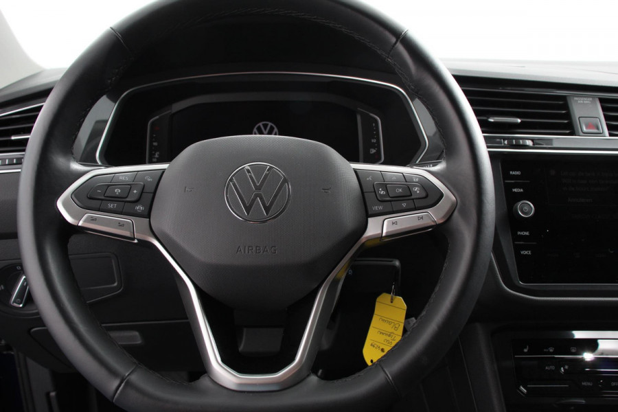 Volkswagen Tiguan Allspace 1.5 TSI 150pk DSG Life 7p. Navigatie Climate Control Adaptieve cruise control Achteruitrijcamera Trekhaak Virtual Cockpit Elektrische achterklep Stoelverwarming Led Lichtmetalen velgen Parkeersensoren