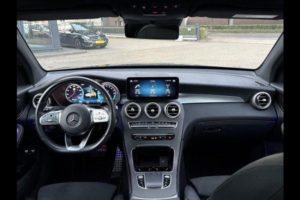 Mercedes-Benz GLC 300e 4MATIC Premium Plus VAN: € 43.900- VOOR: € 39.877,- UW HERFSTVOORDEEL: € 4.023,-| PANO| ELEKTRISCHE STOELEN MET MEMORY| ADAPTIVE CRUISE CONTROL| ELEK. TREKHAAK| SFEERVERLICHTING| ELEKTRISCHE ACHTERKLEP| 360 CAMERA| CARPLAY| | COMPLETE UITVOERING!|