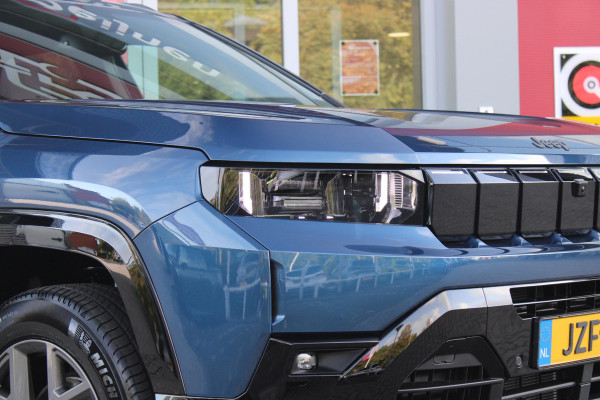 Jeep Compass 1.2 145PK e-Hybrid FIRST EDITION | PANORAMADAK: TWEEDELIG PANORAMISCH SCHUIF-/KANTELDAK | PREMIUM PACK: FOCAL PREMIUM AUDIO/STOELMASSAGE VÓÓR/STOELVENTILATIE VÓÓR/ELEKTRISCH VERSTELBARE VOORSTOELEN MET GEHEUGENFUNCTIE/GLANZEND ZWART GESPOTEN BUMPERS | CONVENIENCE PACK: 360° CAMERA /PARKEERSENSOREN VÓÓR, ACHTER & ZIJDELINGS/BLIND SPOT MONITORING/PEDAALVERWARMINGSPREVENTIE | PACIFIC BLUE | LED MATRIX KOPLAMPEN | 18" LICHTMETALEN VELGEN | VERLICHTE 7-SLEUFS GRILL | PRIVACY GLASS | STOEL/STUUR VERWARMING | VERWARMBARE VOORRUITRAND |SFEERVERLICHTING | ELEKTRISCH BEDIENBARE