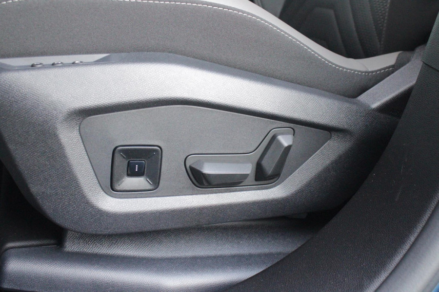 Jeep Compass 1.2 145PK e-Hybrid FIRST EDITION | PANORAMADAK: TWEEDELIG PANORAMISCH SCHUIF-/KANTELDAK | PREMIUM PACK: FOCAL PREMIUM AUDIO/STOELMASSAGE VÓÓR/STOELVENTILATIE VÓÓR/ELEKTRISCH VERSTELBARE VOORSTOELEN MET GEHEUGENFUNCTIE/GLANZEND ZWART GESPOTEN BUMPERS | CONVENIENCE PACK: 360° CAMERA /PARKEERSENSOREN VÓÓR, ACHTER & ZIJDELINGS/BLIND SPOT MONITORING/PEDAALVERWARMINGSPREVENTIE | PACIFIC BLUE | LED MATRIX KOPLAMPEN | 18" LICHTMETALEN VELGEN | VERLICHTE 7-SLEUFS GRILL | PRIVACY GLASS | STOEL/STUUR VERWARMING | VERWARMBARE VOORRUITRAND |SFEERVERLICHTING | ELEKTRISCH BEDIENBARE