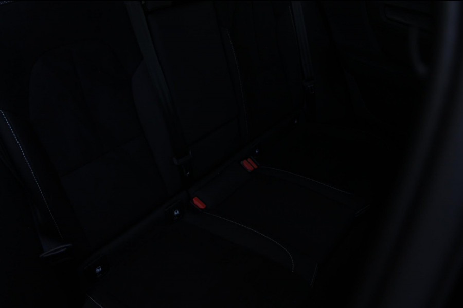Volvo XC40 2.0 B3 Plus Black Edition Google Infotainment / Adaptieve cruise control / Elektrisch bedienbare voorstoelen met geheugen op de bestuurdersstoel / Stoelverwarming