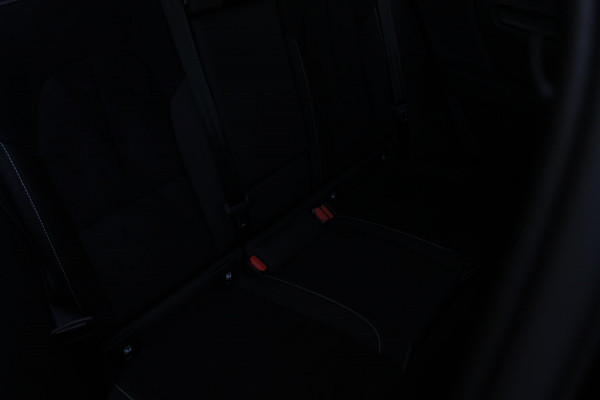 Volvo XC40 2.0 B3 Plus Black Edition Google Infotainment / Adaptieve cruise control / Elektrisch bedienbare voorstoelen met geheugen op de bestuurdersstoel / Stoelverwarming