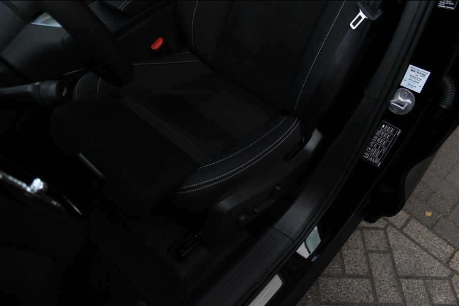 Volvo XC40 2.0 B3 Plus Black Edition Google Infotainment / Adaptieve cruise control / Elektrisch bedienbare voorstoelen met geheugen op de bestuurdersstoel / Stoelverwarming