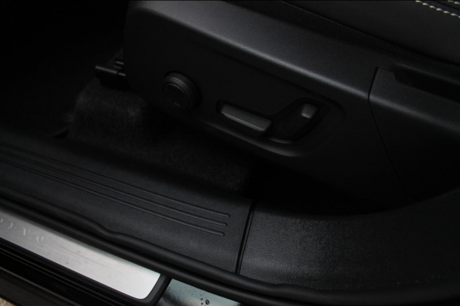 Volvo XC40 2.0 B3 Plus Black Edition Google Infotainment / Adaptieve cruise control / Elektrisch bedienbare voorstoelen met geheugen op de bestuurdersstoel / Stoelverwarming