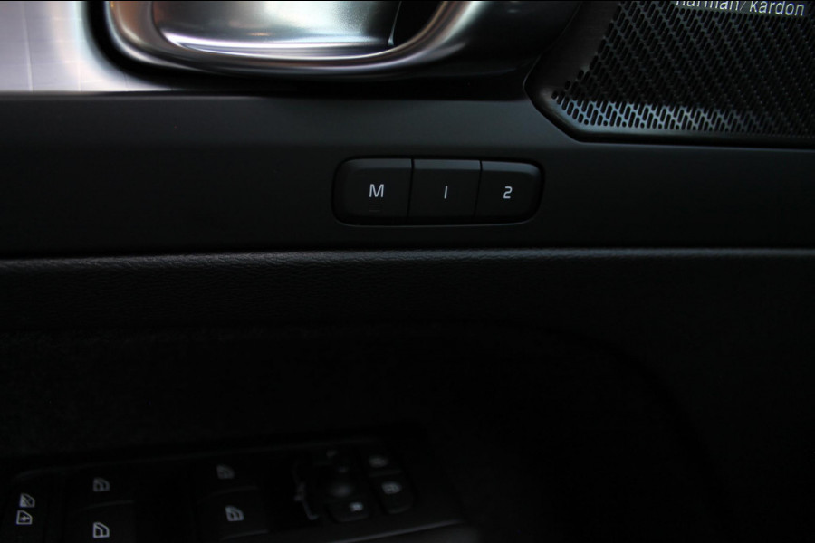 Volvo XC40 2.0 B3 Plus Black Edition Google Infotainment / Adaptieve cruise control / Elektrisch bedienbare voorstoelen met geheugen op de bestuurdersstoel / Stoelverwarming