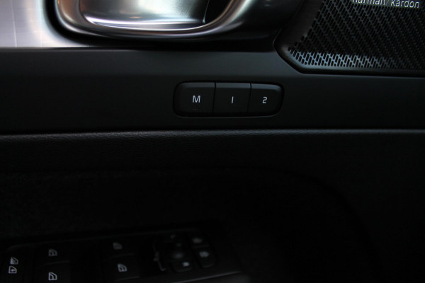 Volvo XC40 2.0 B3 Plus Black Edition Google Infotainment / Adaptieve cruise control / Elektrisch bedienbare voorstoelen met geheugen op de bestuurdersstoel / Stoelverwarming