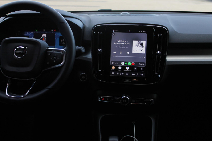 Volvo XC40 2.0 B3 Plus Black Edition Google Infotainment / Adaptieve cruise control / Elektrisch bedienbare voorstoelen met geheugen op de bestuurdersstoel / Stoelverwarming