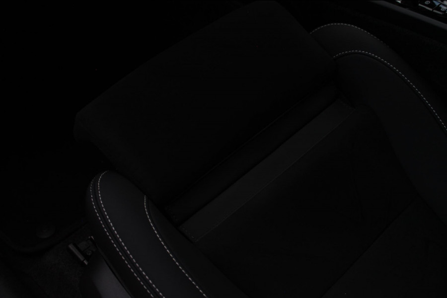 Volvo XC40 2.0 B3 Plus Black Edition Google Infotainment / Adaptieve cruise control / Elektrisch bedienbare voorstoelen met geheugen op de bestuurdersstoel / Stoelverwarming