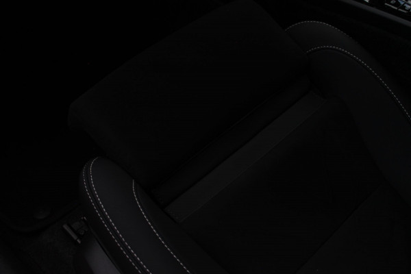 Volvo XC40 2.0 B3 Plus Black Edition Google Infotainment / Adaptieve cruise control / Elektrisch bedienbare voorstoelen met geheugen op de bestuurdersstoel / Stoelverwarming